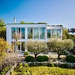Serenity Sustainable Luxury Retreat By Guestlee Willa